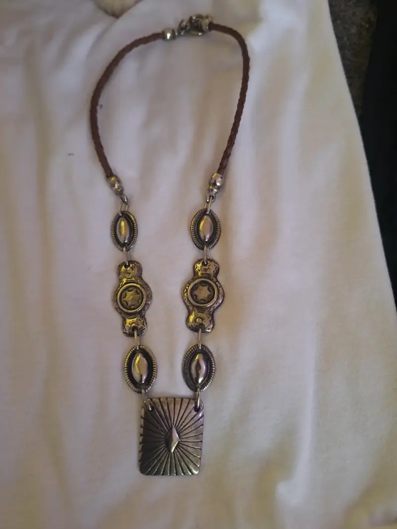 Collar de cuero y metal estilo vintage