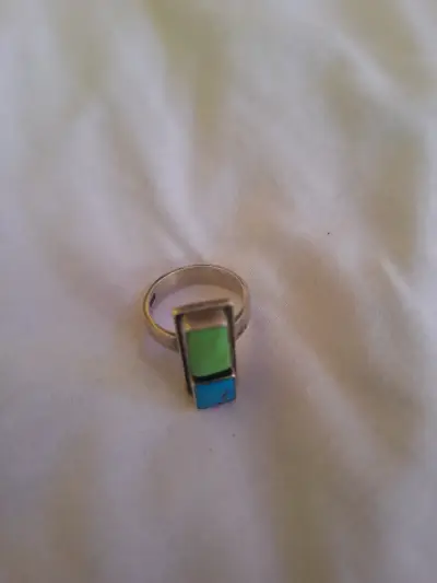 Anillo de plata con piedras verdes y azules - miniatura 2