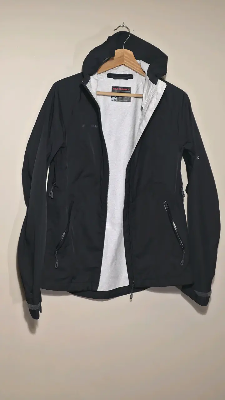 Chaqueta impermeable negra Mammut con capucha - 1