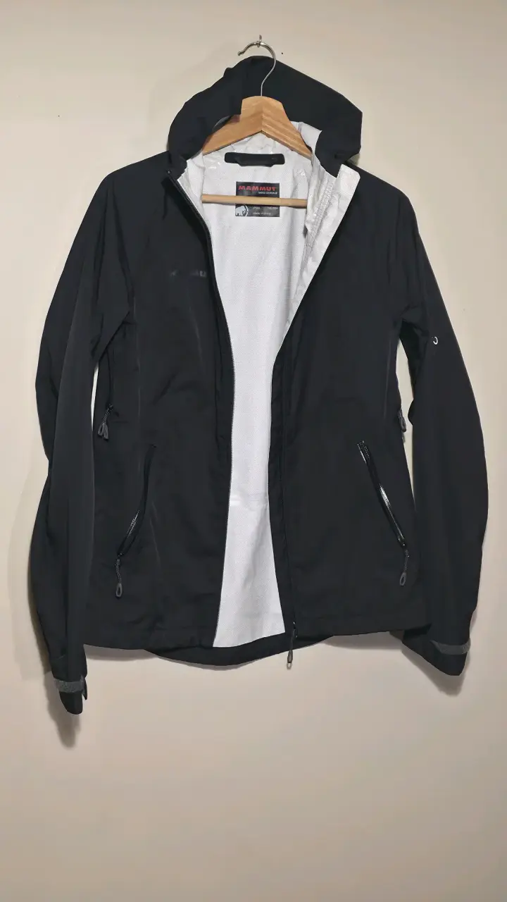 Chaqueta impermeable negra Mammut con capucha - 2