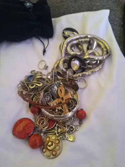 Lote de bisutería variada con collares y pulseras - miniatura 2