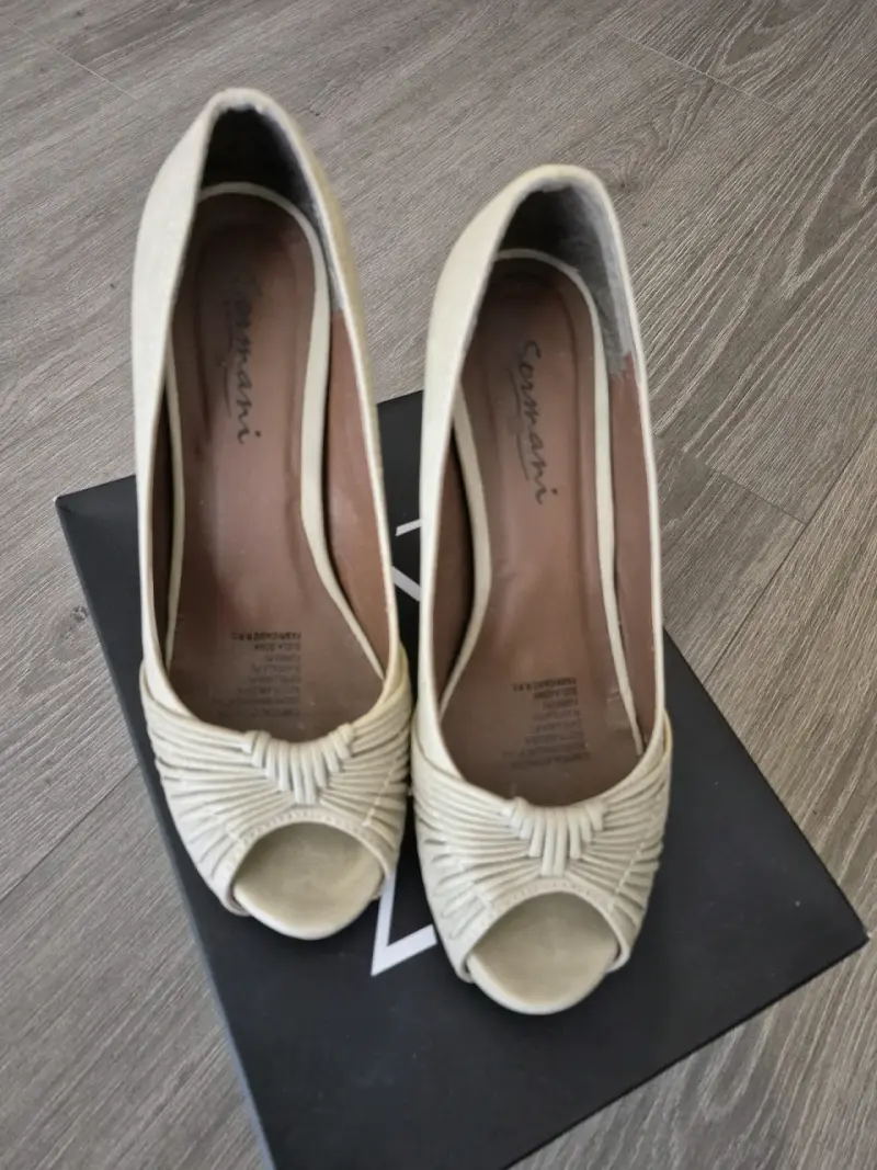 Zapatos de tacón abiertos color beige Comart - 1