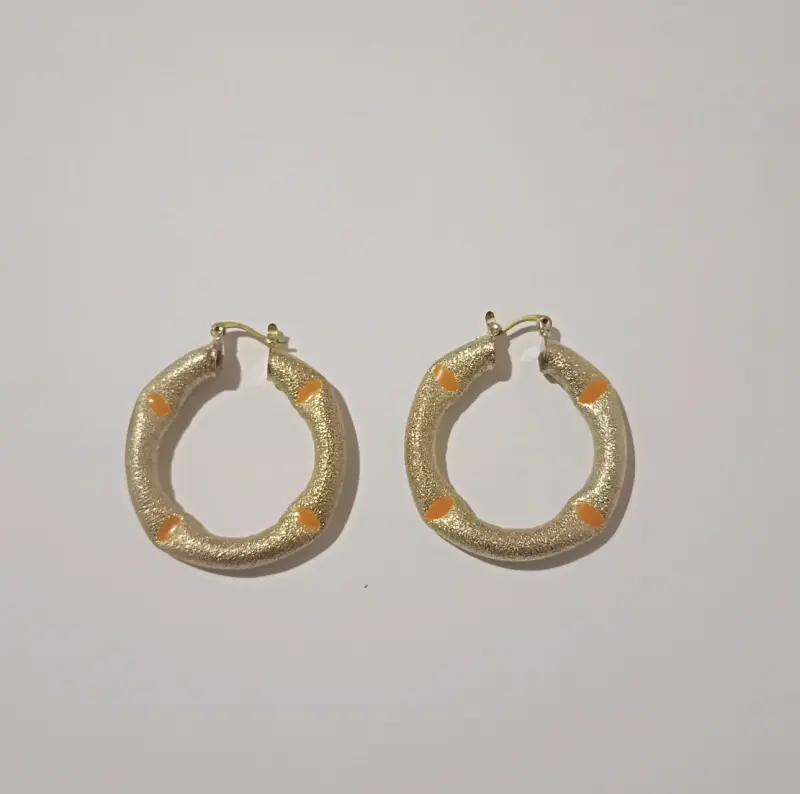 Aros de aro dorados con detalles naranjas