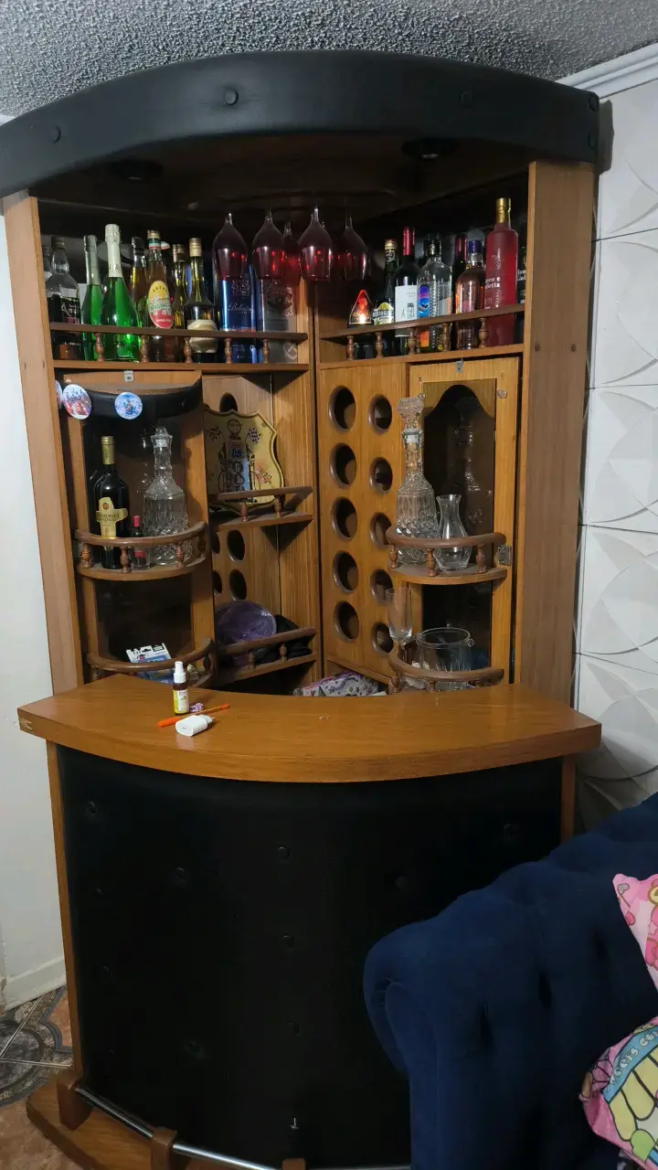 Bar de madera con estanterías y botellero