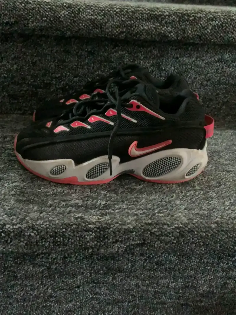 Zapatillas deportivas negras y rojas Nike - 1