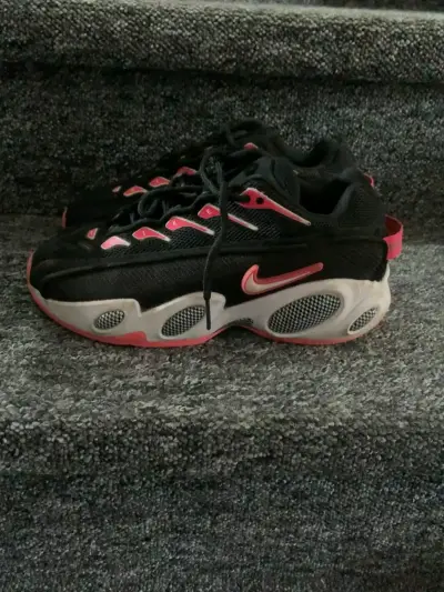 Zapatillas deportivas negras y rojas Nike - miniatura 1