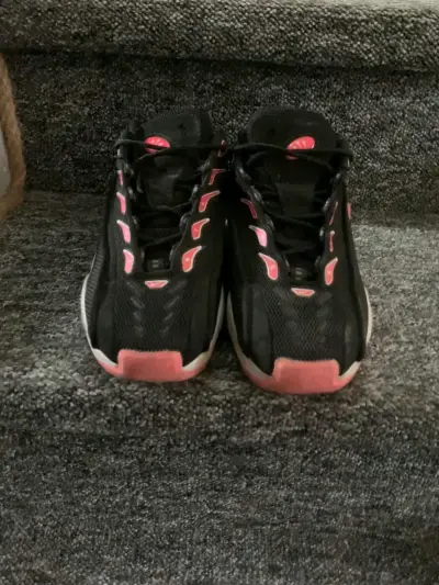 Zapatillas deportivas negras y rojas Nike - miniatura 2