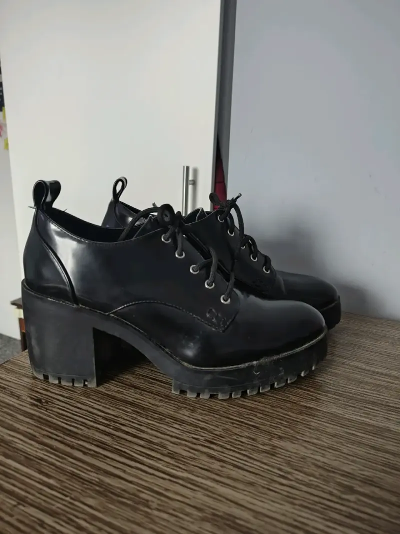 Zapatos de tacón grueso negros para mujer