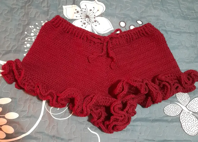 Short tejido a crochet color burdeos - 1