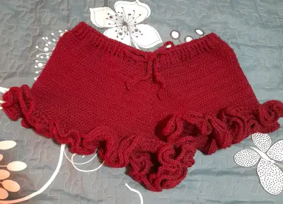 Short tejido a crochet color burdeos - miniatura 1