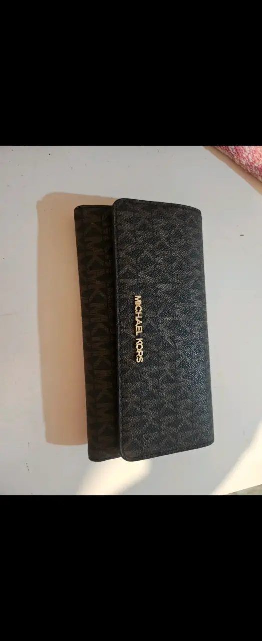 Cartera de mano Michael Kors negra elegante - 1