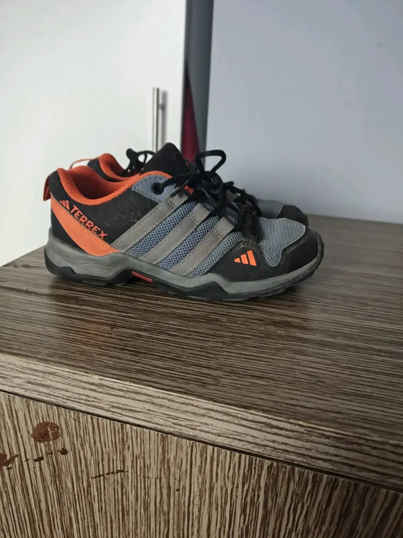 Zapatillas de niño Adidas Terrex gris y naranj