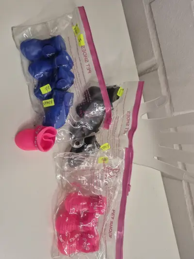 Zapatos para mascotas en varios colores . Talla s. - miniatura 1