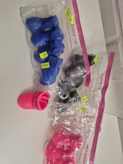 Zapatos para mascotas en varios colores . Talla s. - miniatura 2