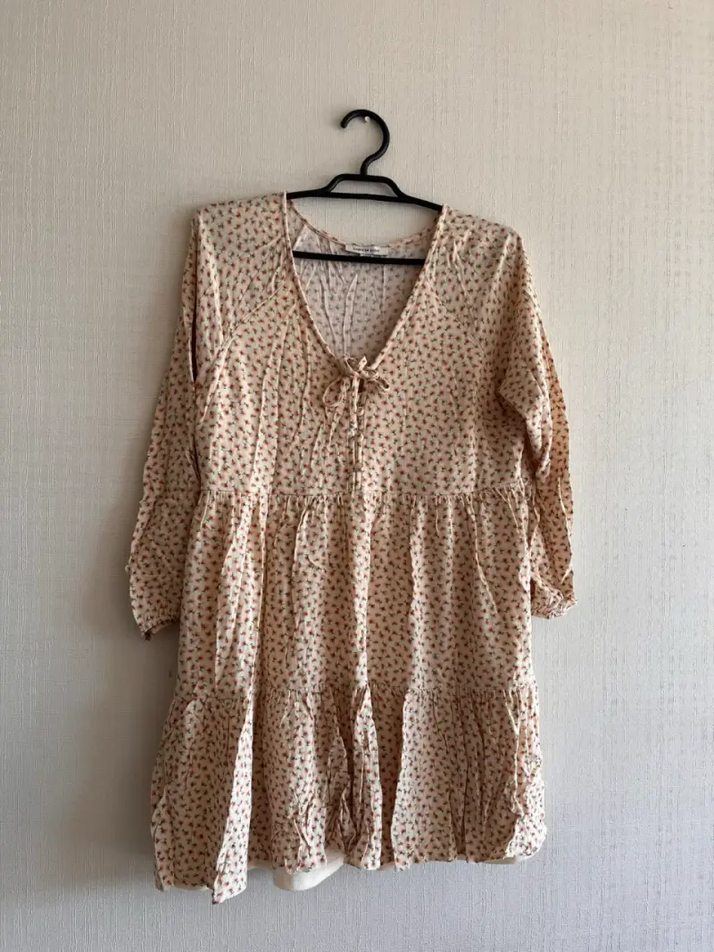 Vestido floral beige con diseño holgado
