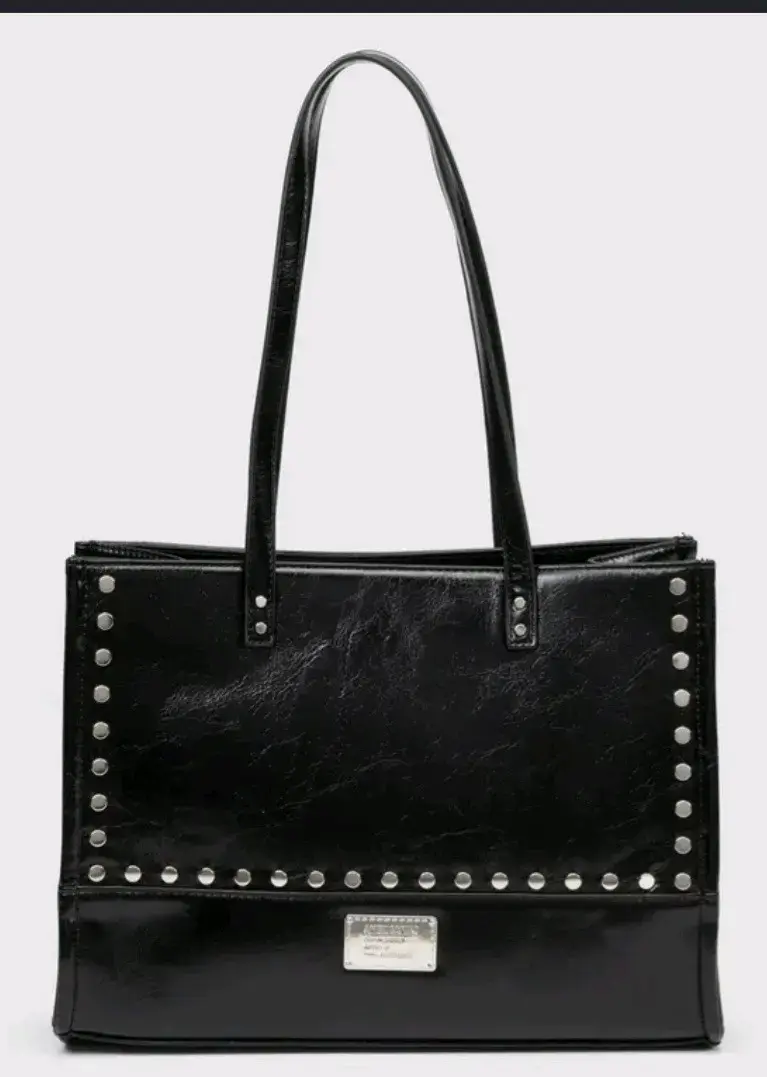 Cartera negra con tachas de cuero sintético
