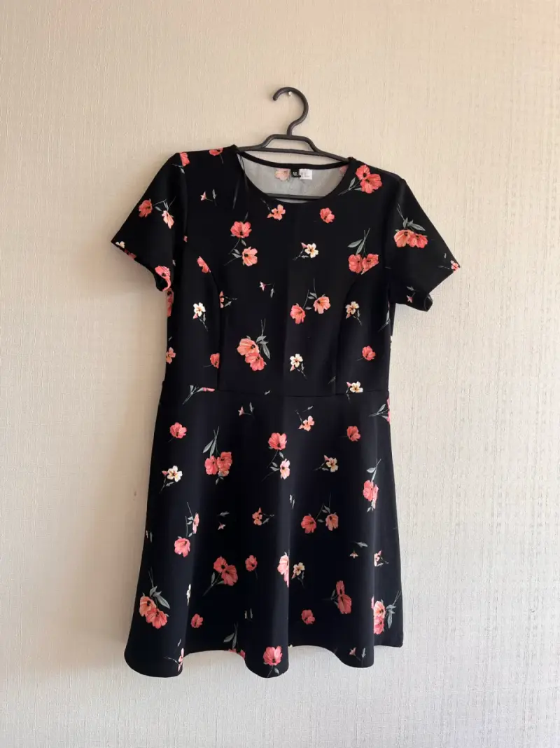 Vestido negro con estampado floral