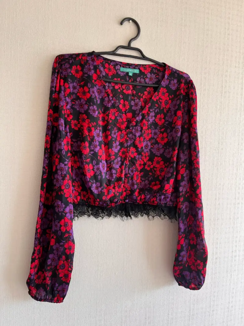 Blusa floral de manga larga con encaje