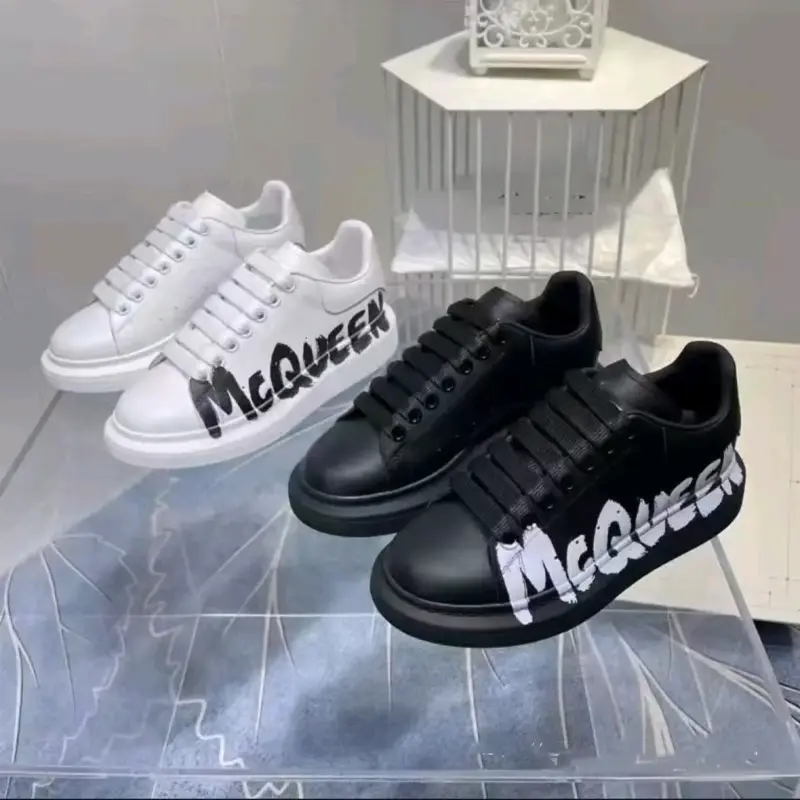 Zapatillas deportivas Alexander McQueen blancas y negras - 1