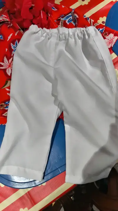 Conjunto infantil hawaiano rojo con pantalón blanco - miniatura 3