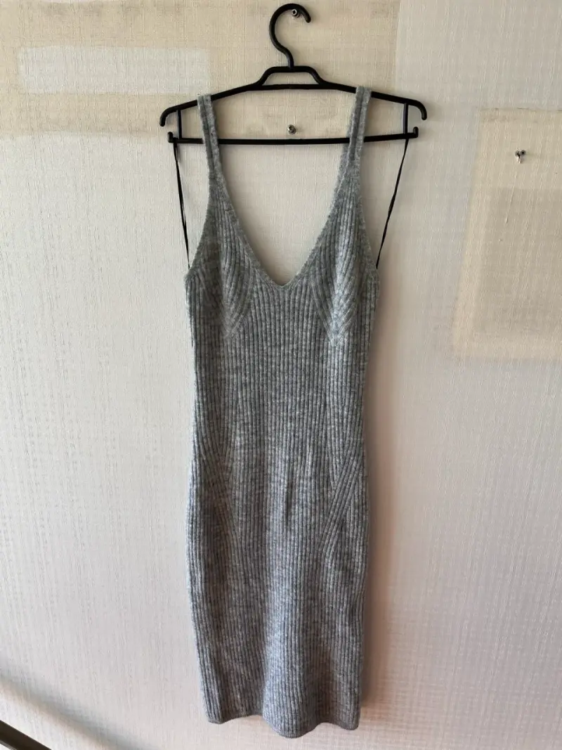 Vestido de punto gris sin mangas