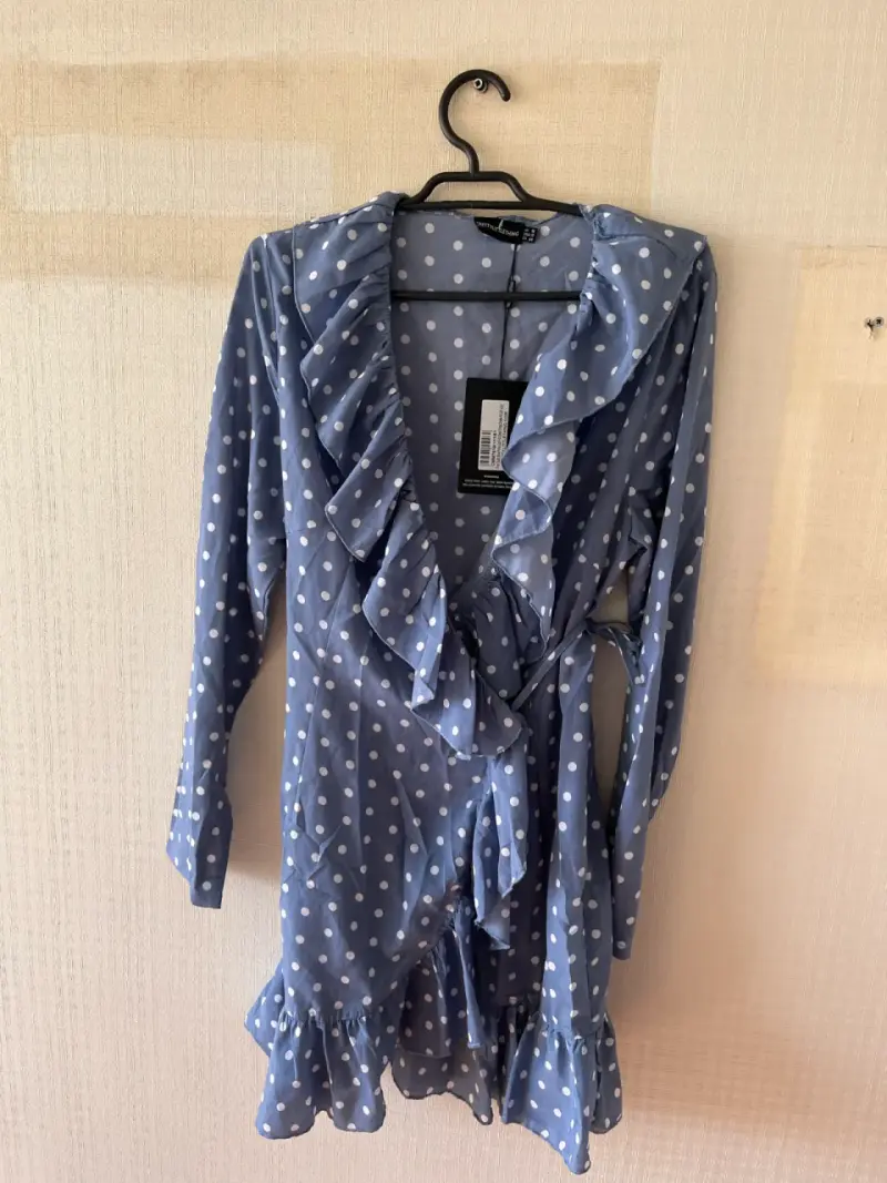 Vestido azul de lunares con volantes