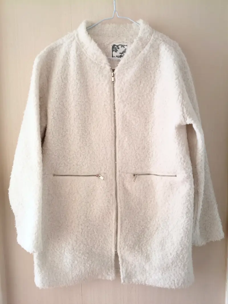 Chaqueta de lana blanca con cierre