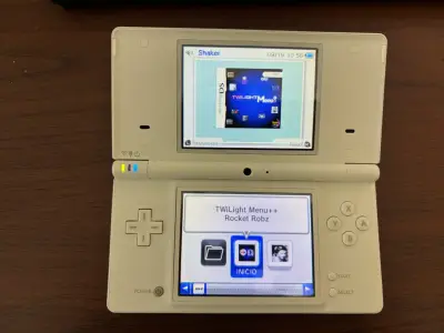 Consola Nintendo DSi XL con juegos y accesorios - miniatura 3