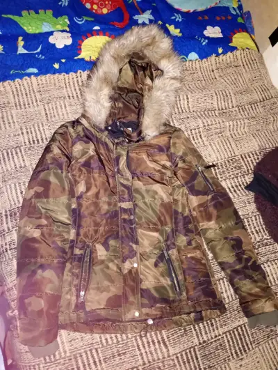 Chaqueta camuflada con capucha de piel sintética - miniatura 1
