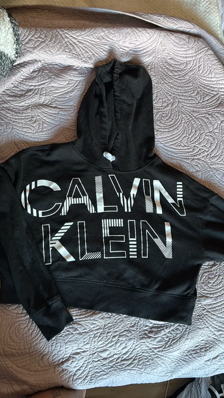 Polerón negro Calvin Klein con capucha