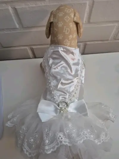Vestido de novia para perro con encaje y perlas - miniatura 2