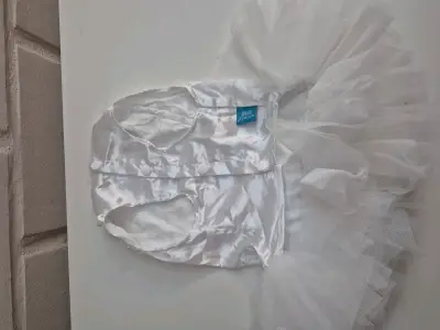 Vestido de novia para perro con encaje y perlas - miniatura 4
