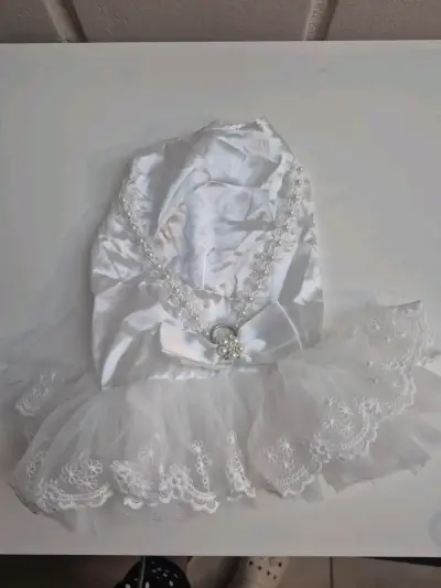 Vestido de novia para perro con encaje y perlas - miniatura 6
