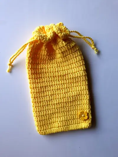 Bolsa de crochet amarilla con botón decorativo - miniatura 1