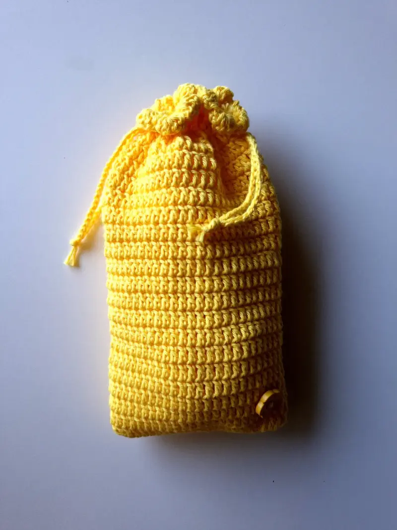 Bolsa de crochet amarilla con botón decorativo - 2