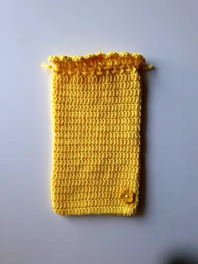Bolsa de crochet amarilla con botón decorativo - miniatura 3