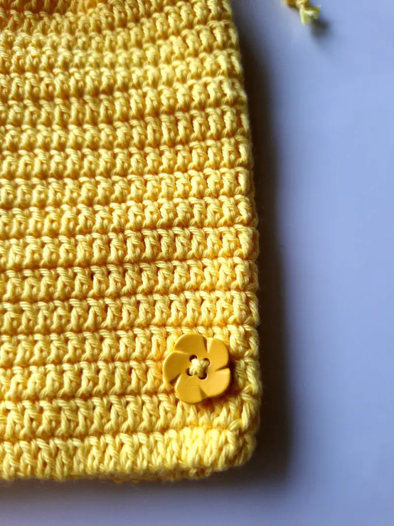 Bolsa de crochet amarilla con botón decorativo - 4