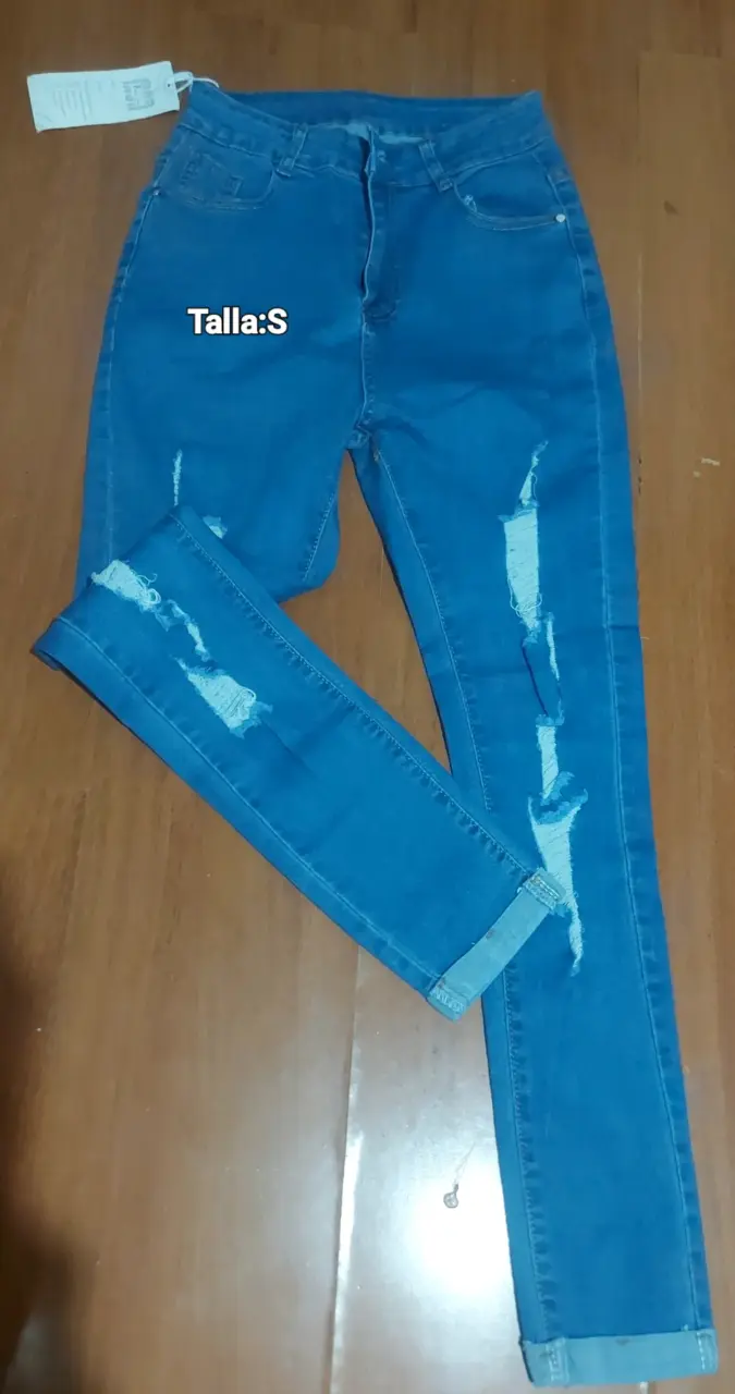 Jeans de mujer con diseño desgastado - 1