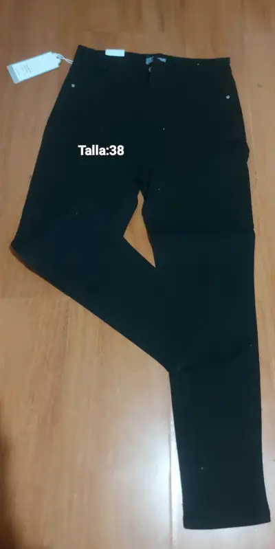 Jeans de mujer con diseño desgastado - miniatura 2