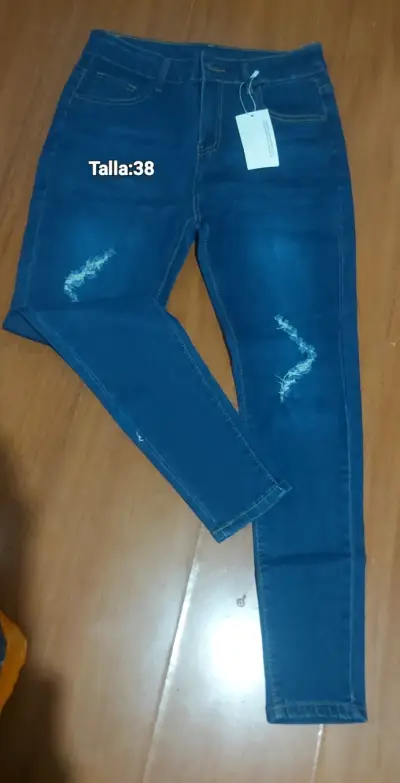 Jeans de mujer con diseño desgastado - miniatura 3