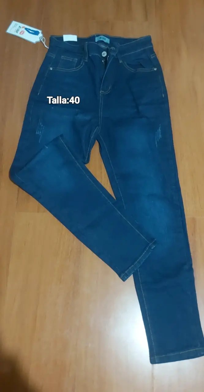 Jeans de mujer con diseño desgastado - 4