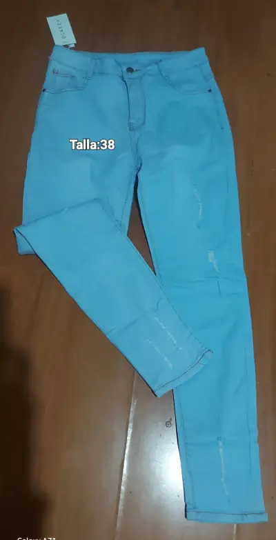 Jeans de mujer con diseño desgastado - miniatura 6