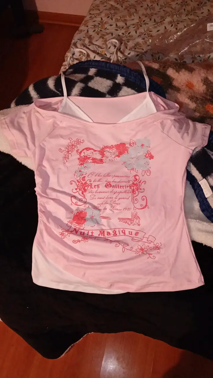 Polera rosa con estampado floral - 1