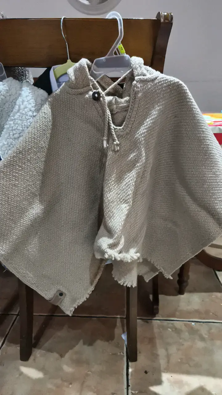 Poncho lana natural tejido beige con capucha - 1
