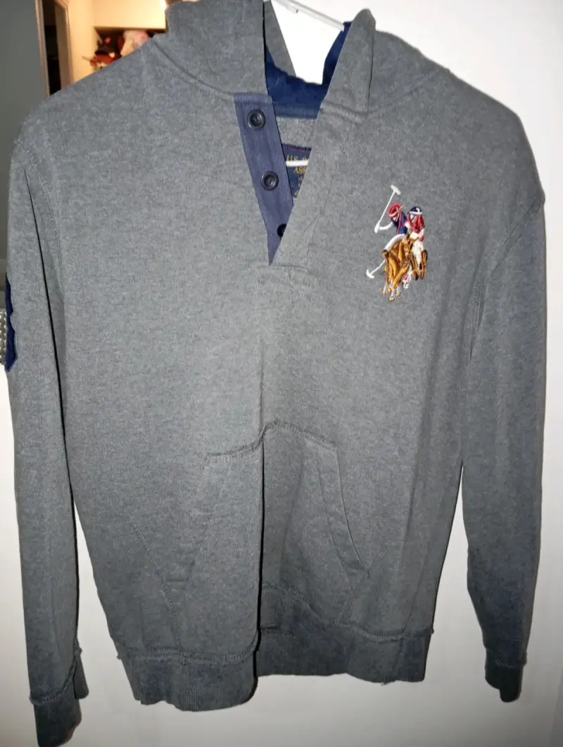 Polerón marca Polo gris con logo bordado