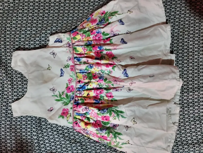 Vestido de niña con estampado floral y mariposas - 1