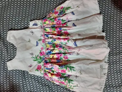 Vestido de niña con estampado floral y mariposas - miniatura 1
