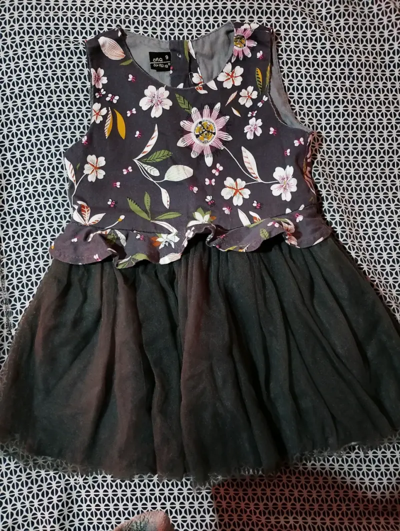 Vestido de niña con estampado floral y mariposas - 3