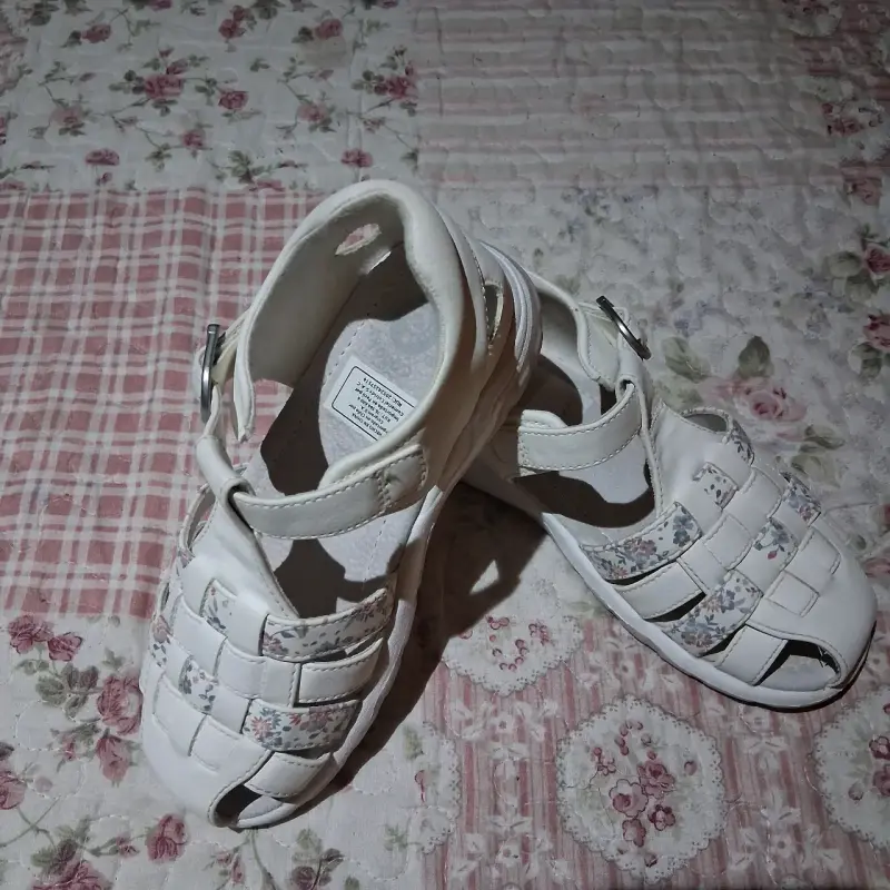 Sandalias blancas para niña con diseño floral - 1