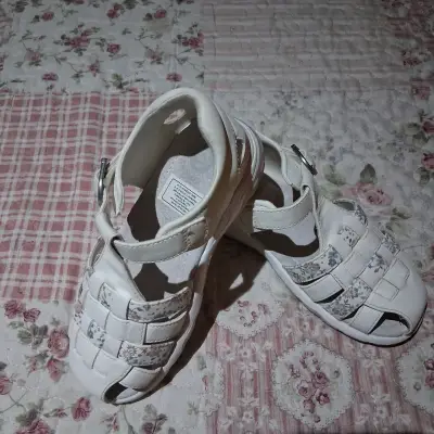 Sandalias blancas para niña con diseño floral - miniatura 1